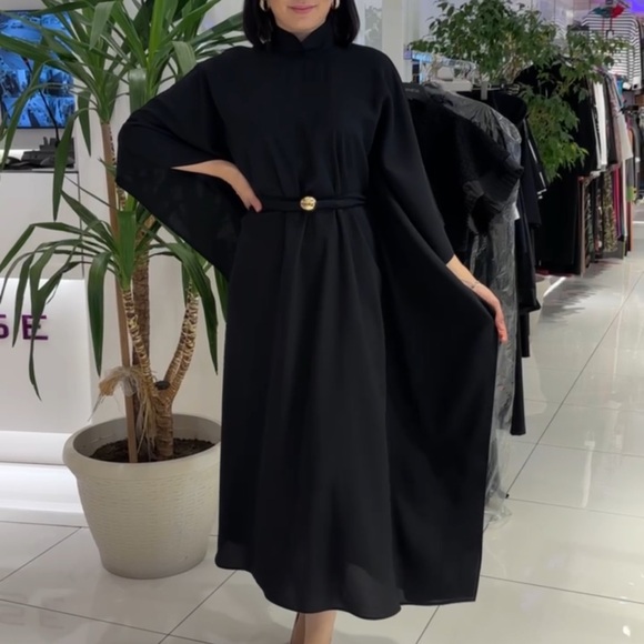 Black elegant dress with gden hardware belt - Picture 1 of 3